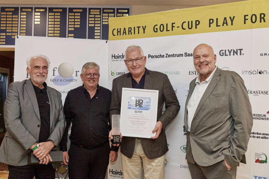 HOPE-Preisträger Stephan Conzen mit Award und Urkunde, daneben Ludwig Janz, Dan Studer und Jens Dagné